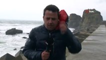 Rumeli Feneri'nde dev dalgalar etkili oluyor...Sarıyer'de etkili olan fırtınayı çekmek isteyen muhabirlerin zor anları kamerada