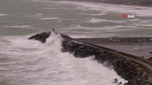 İstanbul'da Şiddetli Fırtına Etkili Oluyor...karaburun'da Dev Dalgalar Böyle Görüntülendi