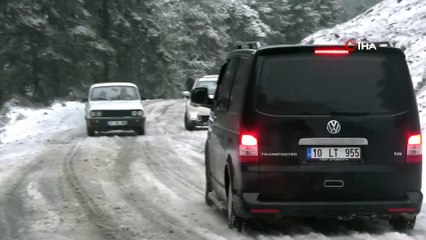 Kar ani bastırdı, hazırlıksız sürücüler yolda mahsur kaldı