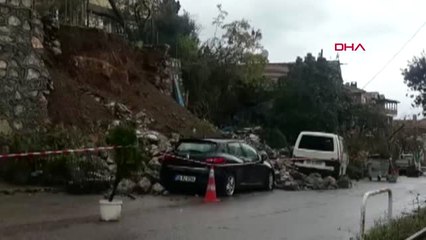Kocaeli Gölcük'te İstinat Duvarı Çöktü, 2 Araç Hasar Gördü