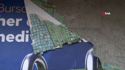 Bursa'da 34 Yıllık Mozaiğe Üzerine Yapıştırdıkları Afişi Sökerken Zarar Verdiler