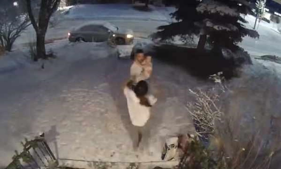 لحظة هروب عائلة من منزلها بسبب زلزال ألاسكا العنيف