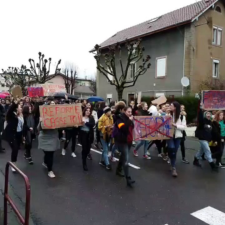 Une centaine de lycéens d'Aaragon défile dans les rues du centre ville d'Héricourt