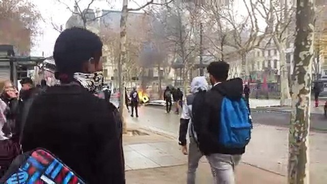 Place Jean-Jaurès à Saint-Etienne, affrontement entre lycéens et forces de l'ordre