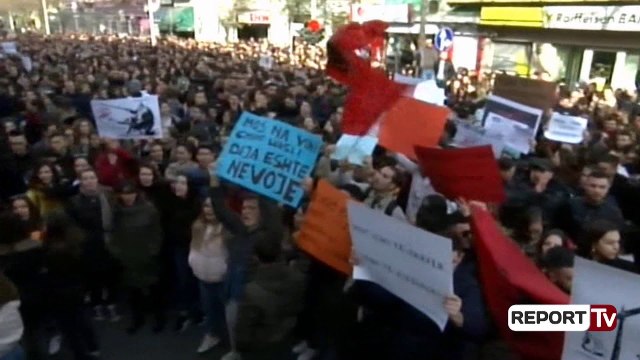 Report TV - 'Hiqni tarifat’/ Studentët protestë para Ministrisë së Arsimit