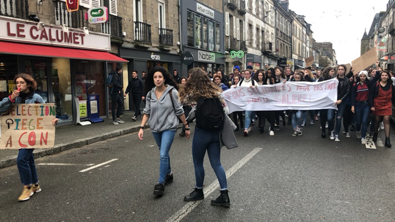 Les lycéens défilent et entonnent la Marseillaise