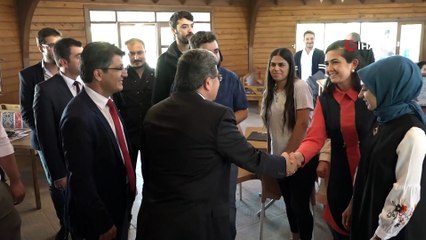 Yüzlerce üniversite öğrencisine çorba ve çay ikramı yapıldı