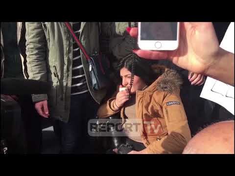 Elbasan, studentja me aftësi të kufizuara në protestë: Duam të drejtat tona