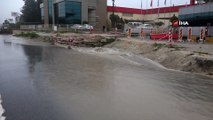 Mersin'de yağmur etkili olmaya devam ediyor...Yağmur nedeniyle caddeler göle döndü, arabalar mahsur kaldı