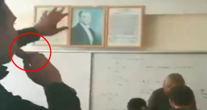 Sınıfta Öğretmen Varken Elektronik Sigara İçip Bağıran Öğrencilere Sosyal Medyada Tepki Yağdı