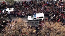 Report TV - Ambulanca kalon para Ministrisë së Arsimit, studentët i hapin rrugën