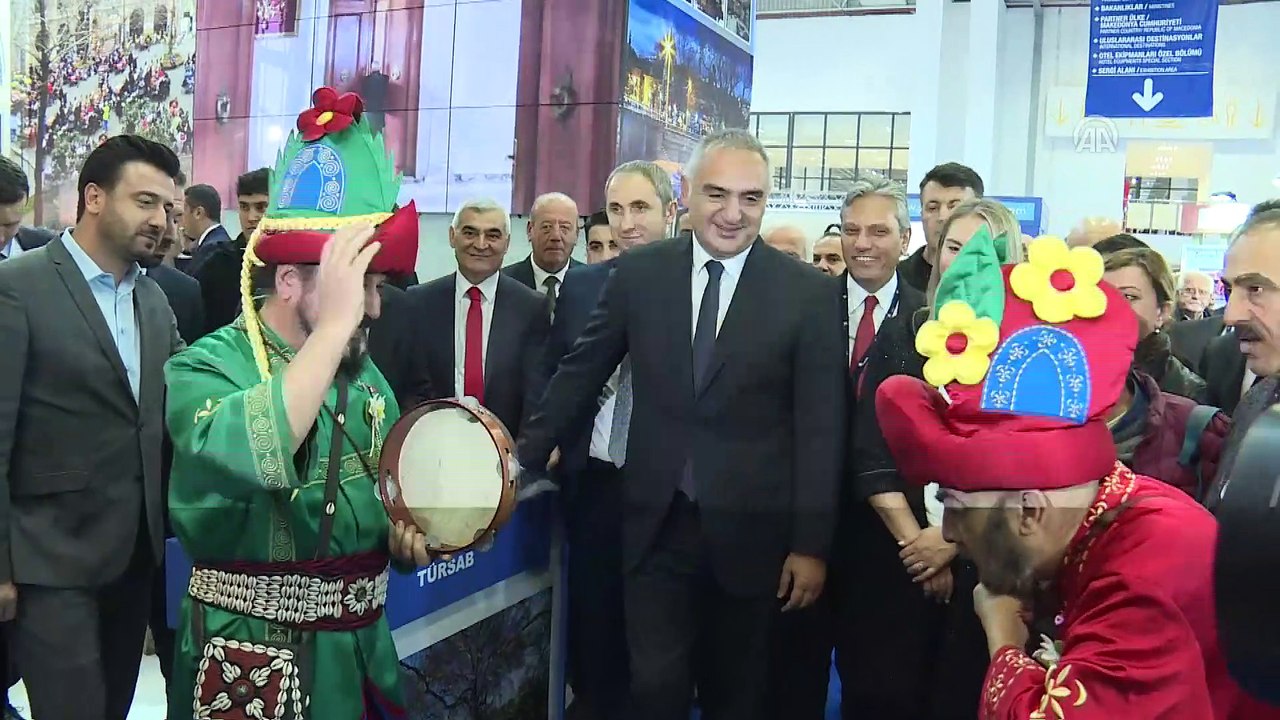 Bakan Ersoy, 12. Travel Turkey İzmir Turizm Fuarı'ndaki stantları gezdi