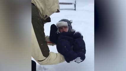 Le papa de l'année fait découvrir la neige à son bébé !