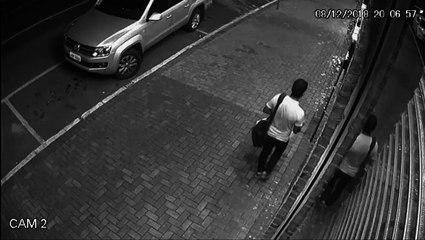 Câmera mostra homem pegando vasos de flores de loja