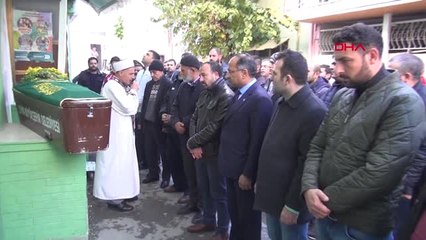 İzmir Kaçak Elektrik Kontrolünde Kalp Krizi Geçirerek Ölen Kadın Toprağa Verildi