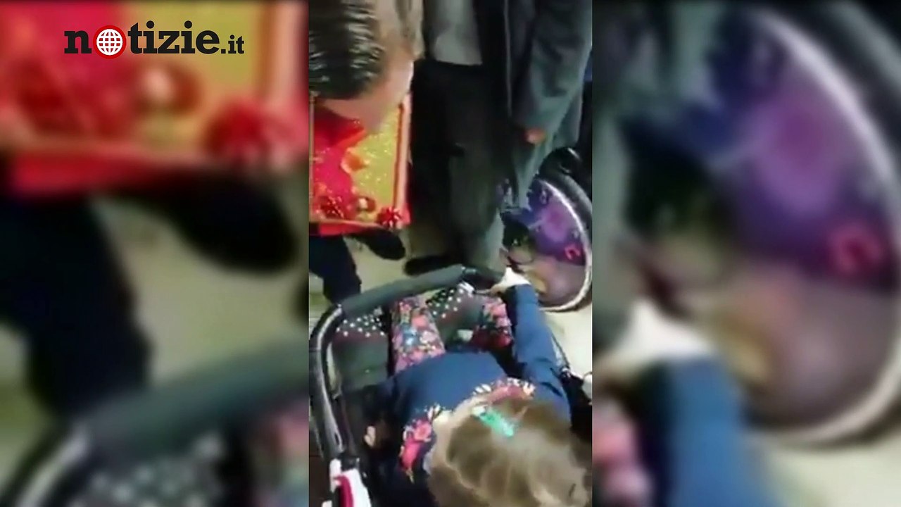 Francesco Totti commosso consegna un regalo alla bimba malata di cuore | Notizie.it