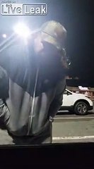 Ce sans abri jette de la nourriture donnée par une personne charitable !