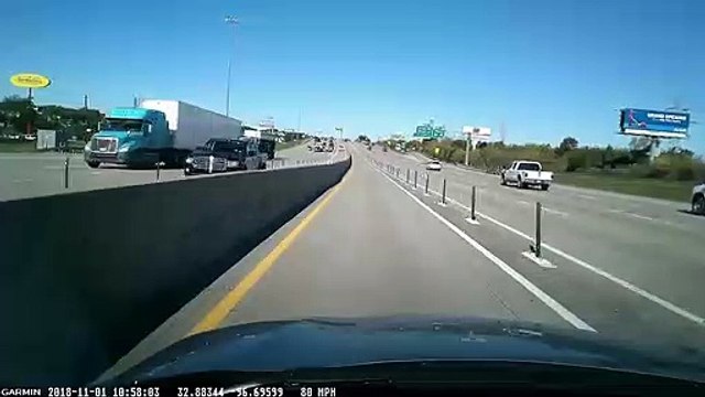 Une poubelle atterrit sur le pare brise de la voiture sur l'autoroute !