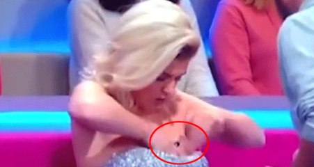 Ukraynalı Ünlü Sunucu Telefonunu Göğüs Dekoltesine Saklarken Kameraya Yakalandı