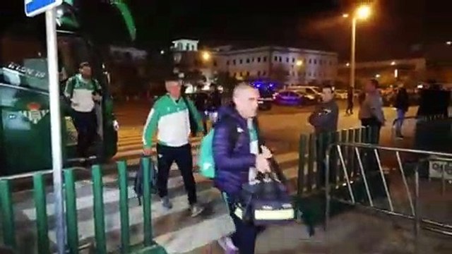 Betis - Racing: Llegada del autobús del Betis al Benito Villamarín (Copa del Rey)