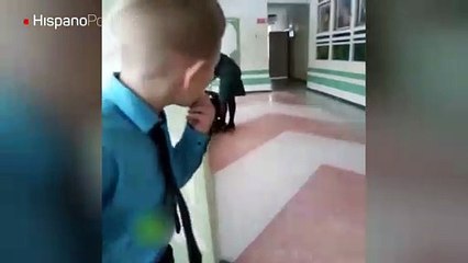 Profesora pierde los estribos y golpea a un estudiante revoltoso