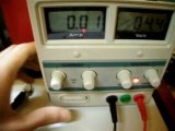 Interruptor electrónico com 74HC107 em placa de ensaio