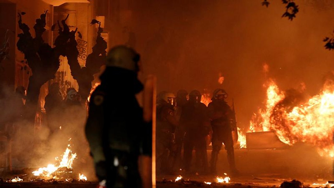 Protesto torna centro de Atenas em campo de bat...