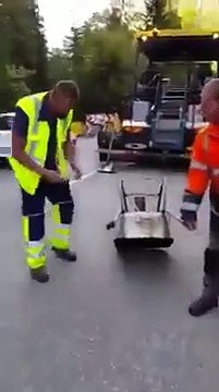 Ces ouvriers s'amusent à faire exploser de la dynamite sur un chantier... Dingue