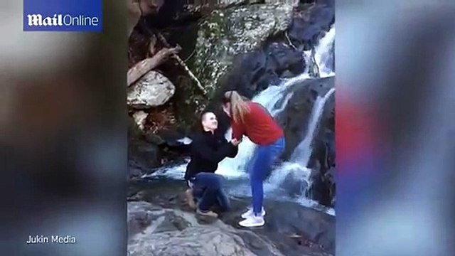 Sa demande en mariage tourne mal... il perd la bague dans la rivière