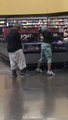 Il filme sa femme en train de danser le twerk dans un magasin... Un peu bizarre