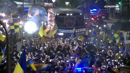 Feux d'artifice et marée humaine : la folie à Buenos Aires au passage du bus de Boca !