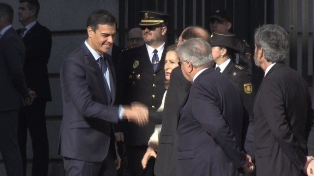 Pedro Sánchez, abucheado a su llegada al Congreso de los Diputados