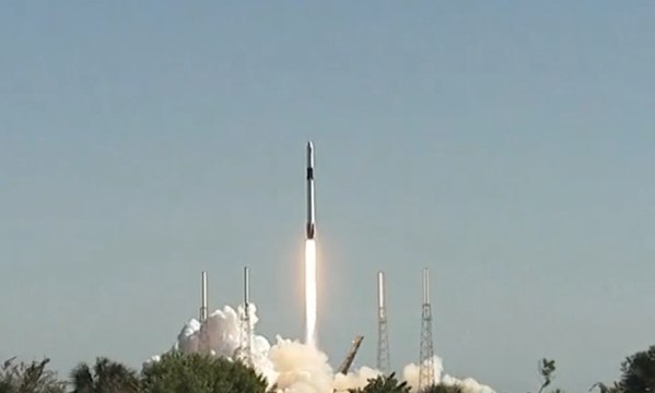 Roket SpaceX Diluncurkan untuk Bawa Jamuan Natal