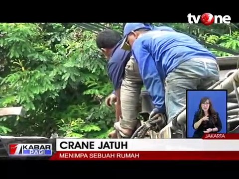 Crane Jatuh Timpa Rumah, 3 Orang Luka