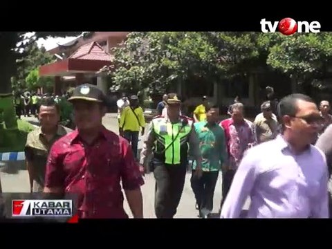Unjuk Rasa Kepala Desa Ricuh