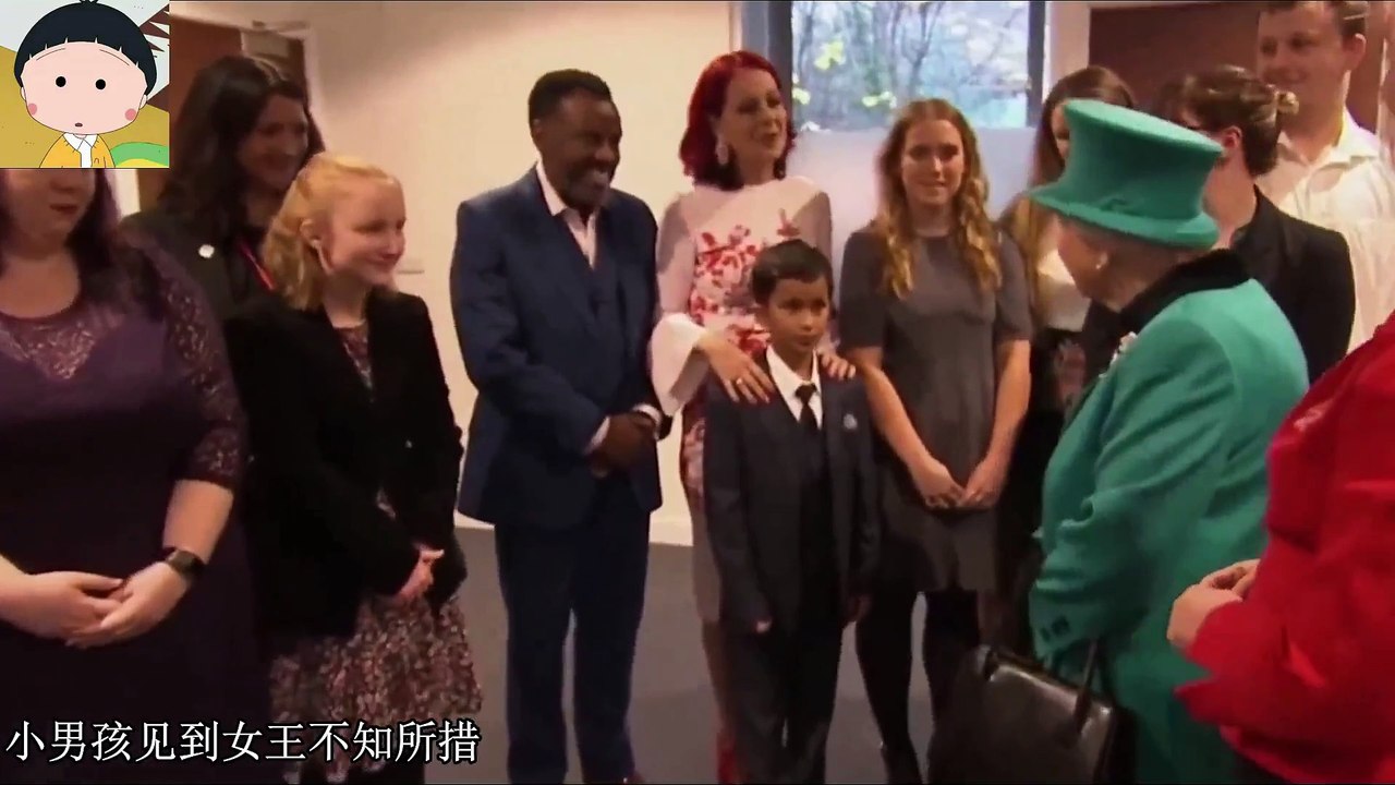小男孩见到女王【不知所措】，直接爬走了！哈哈哈！Crawls away when the boy meets the Queen