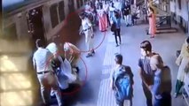 Mumbai Dadar Railway Station पर चलती Train से उतरने की कोशिश पड़ी भारी, हुआ ये Video ।वनइंडिया हिंदी