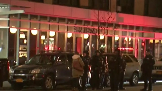 CNN 뉴욕 지국, 폭발물 협박에 생방송 중 대피 소동 / YTN