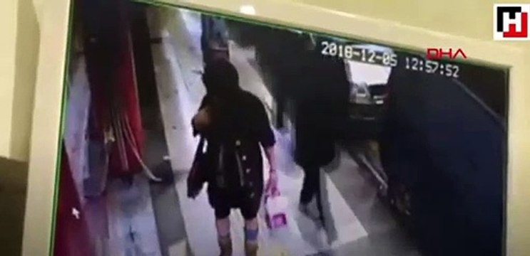 سيدة تركية تسرق بطانية قطة بالشارع