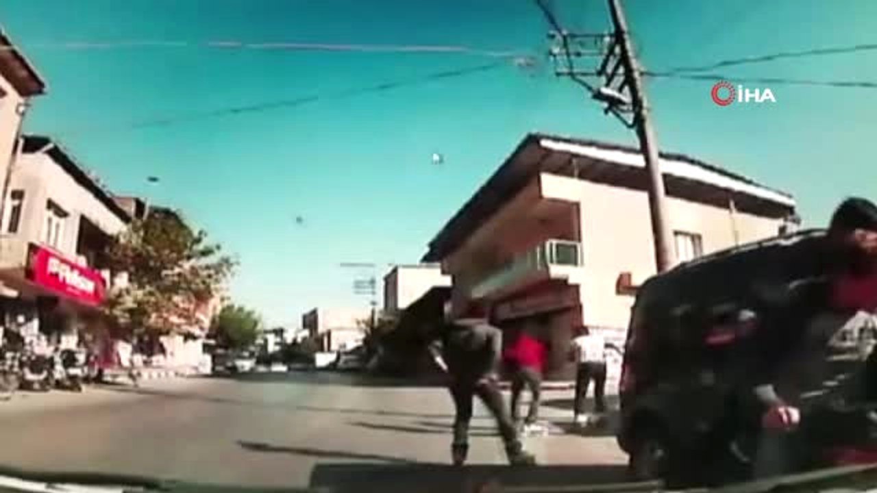 Bir Motora Beş Kişi Bindiler, Karşı Şeride Geçip Otomobile Çarptılar