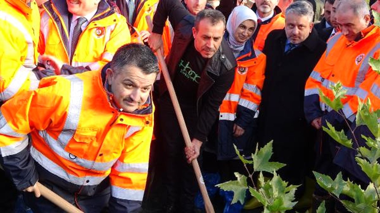 Bakan Pakdemirli, Sanatçı Haluk Levent'le Birlikte Fidan Dikti