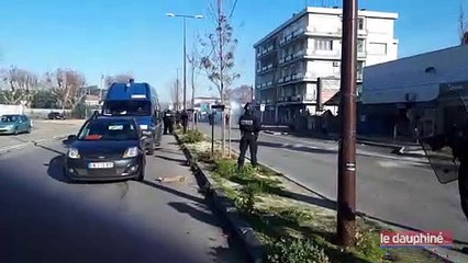 Les caillassages ont repris. Les tirs de lacrymogènes aussi.