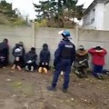 Polémique : Des dizaines d'élèves, à genoux mains sur la tête, certains la tête contre le mur, sous la surveillance de policiers armés