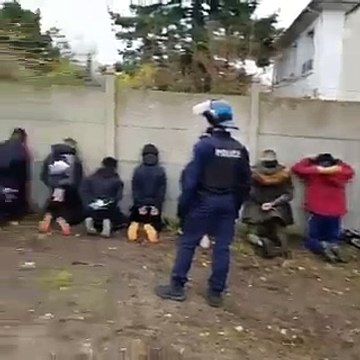 Polémique : Des dizaines d'élèves, à genoux mains sur la tête, certains la tête contre le mur, sous la surveillance de policiers armés