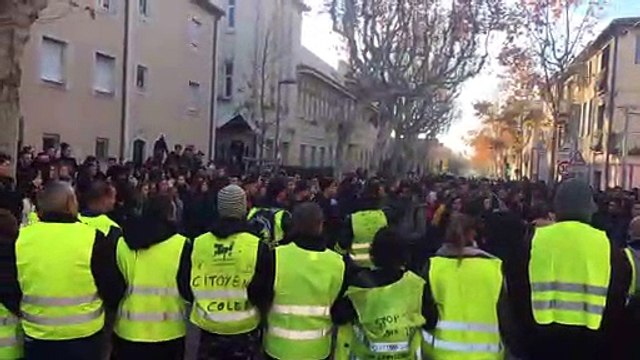 Manifestation des lycéens à Carpentras : quand les gilets jaunes aident la police