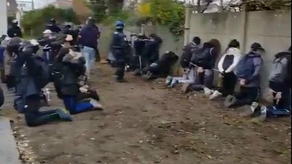 Γαλλία: Εικόνες σοκ - Μαθητές γονατίζουν με εντολή αστυνομικών