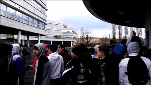 Lycée Courbet : intervention des forces de l'ordre face à des jeunes qui veulent entrer dans l'établissement