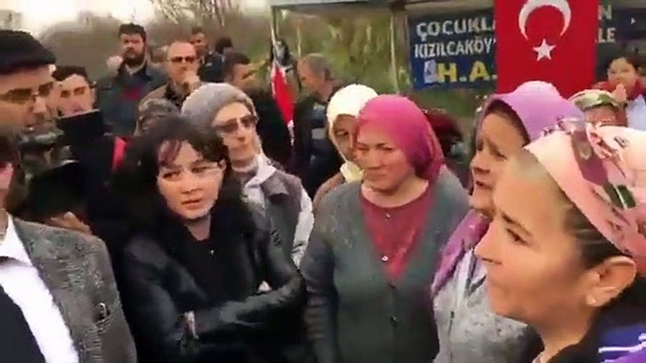 Vali yardımcısından "Kadınlar gününde bize niye biber gazı sıktırıyorsunuz" diye soran köylülere: Bir şey olmaz yaa!