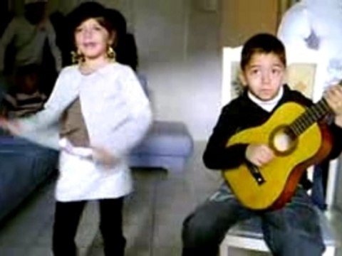 ma niece ki danse est mon neveu a la guitar
