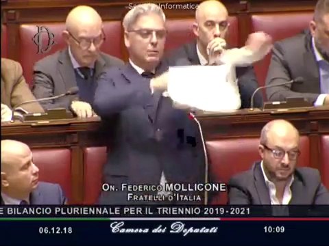 Manovra, il deputato Mollicone (FdI) strappa la legge di bilancio in aula